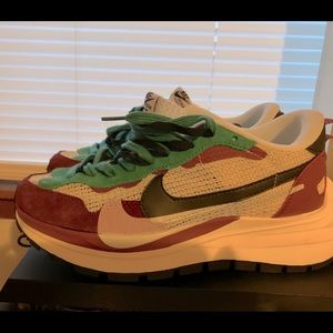 Nike vaporwaffles sacai villain red Neptune Green